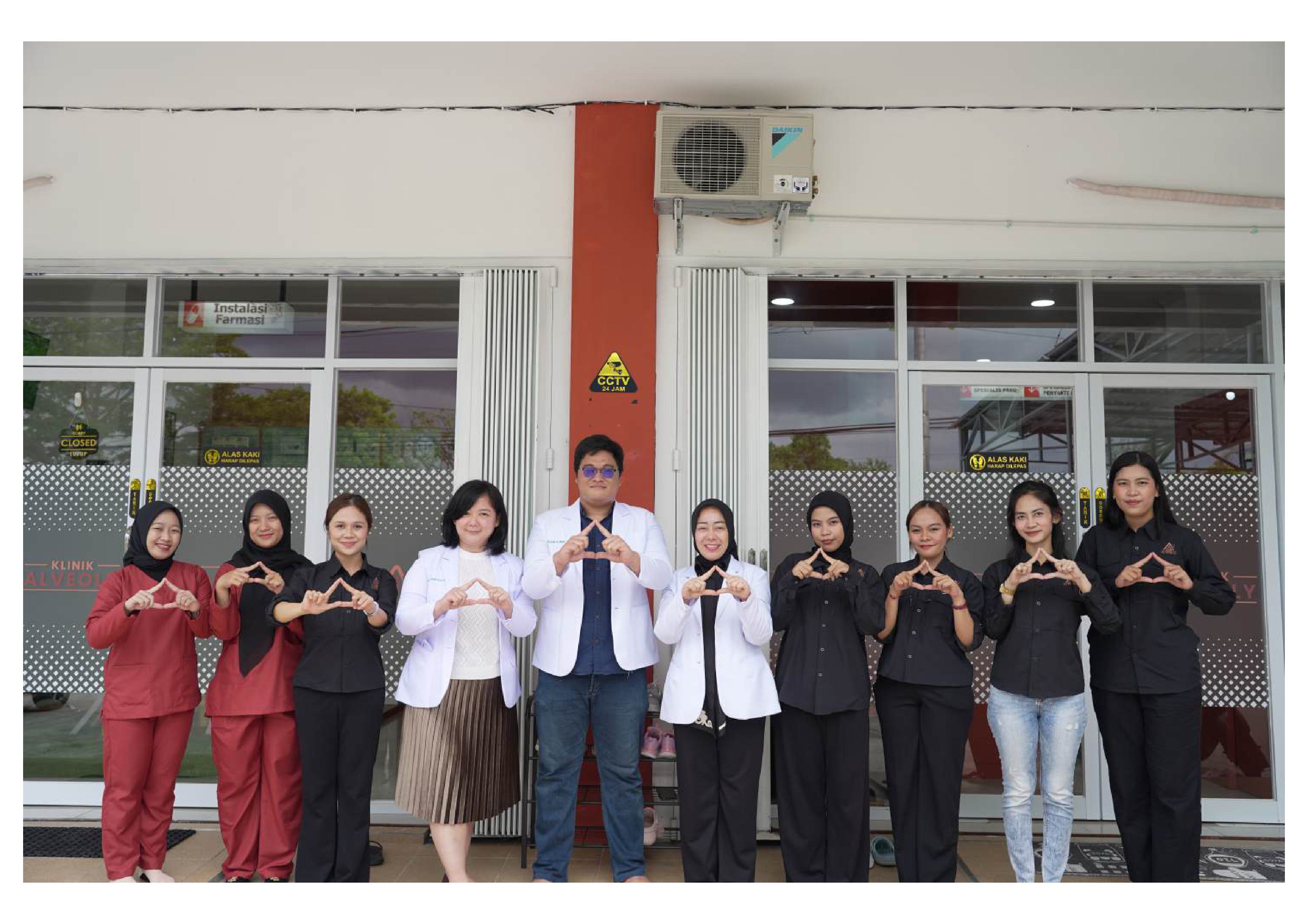 Tim Klinik Alveoly bersama anak dan orang tua